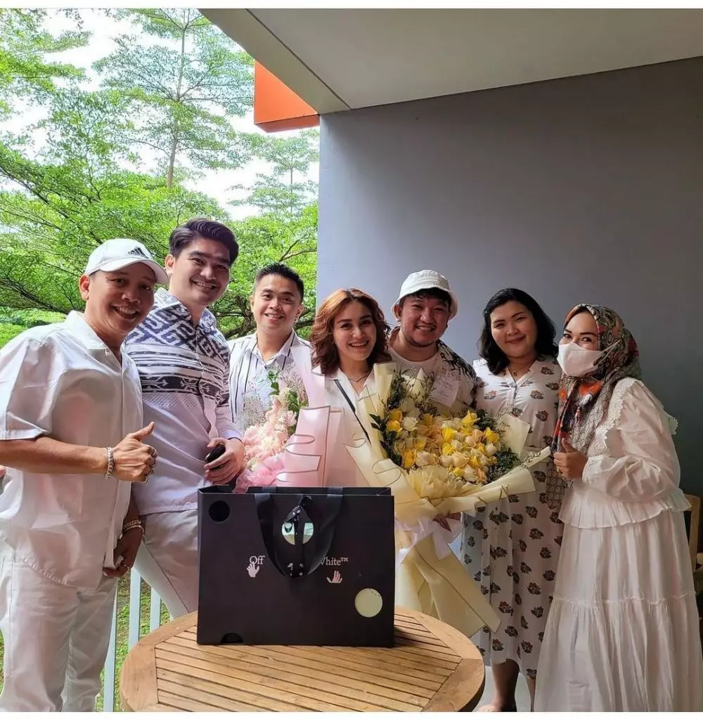 Brata dan keluarga ATT © Instagram