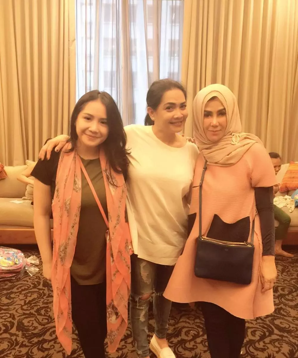 Nagita dan Mama Amy outfit serasi © Instagram Nagita dan Mama Amy outfit serasi © Instagram
