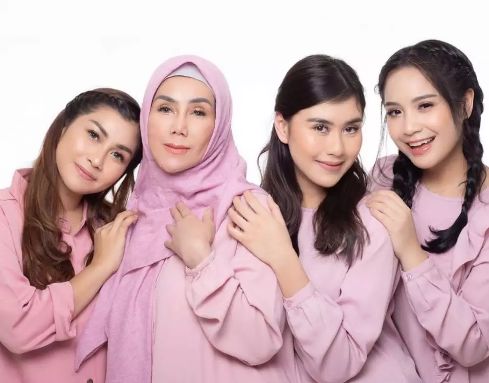 Nagita dan Mama Amy outfit serasi © Instagram Nagita dan Mama Amy outfit serasi © Instagram