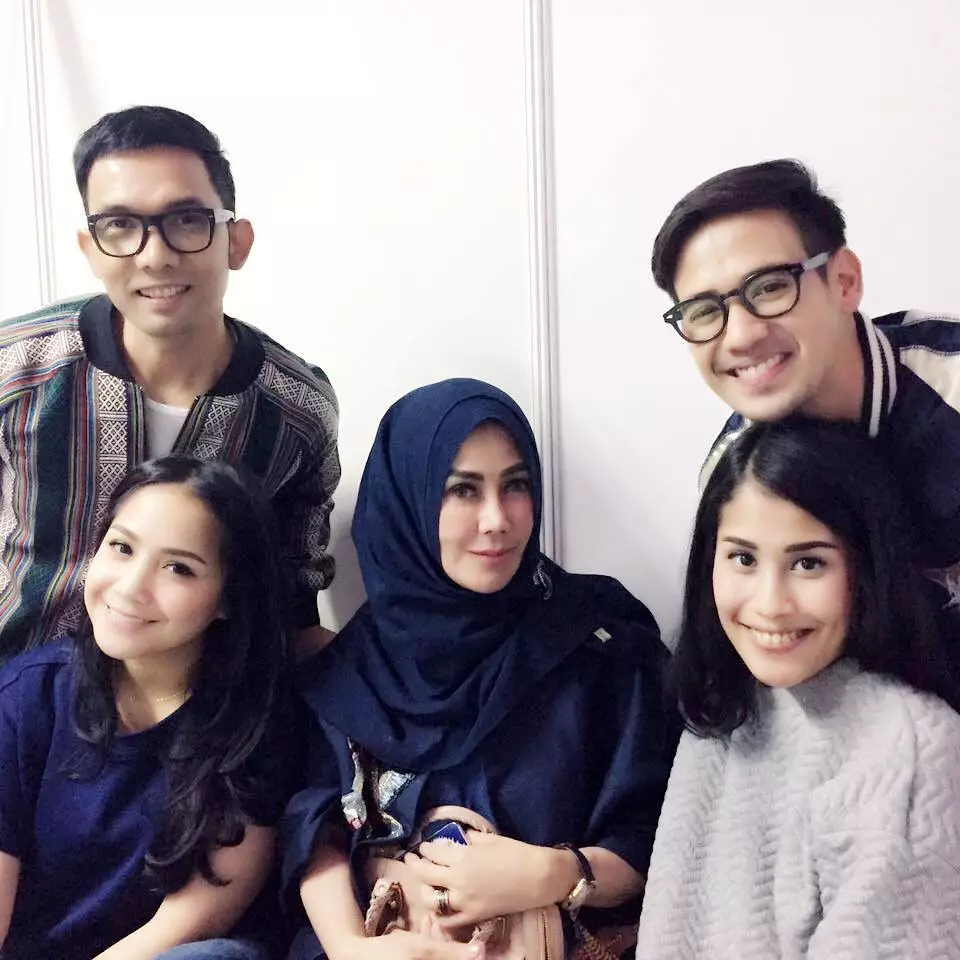 Nagita dan Mama Amy outfit serasi © Instagram Nagita dan Mama Amy outfit serasi © Instagram