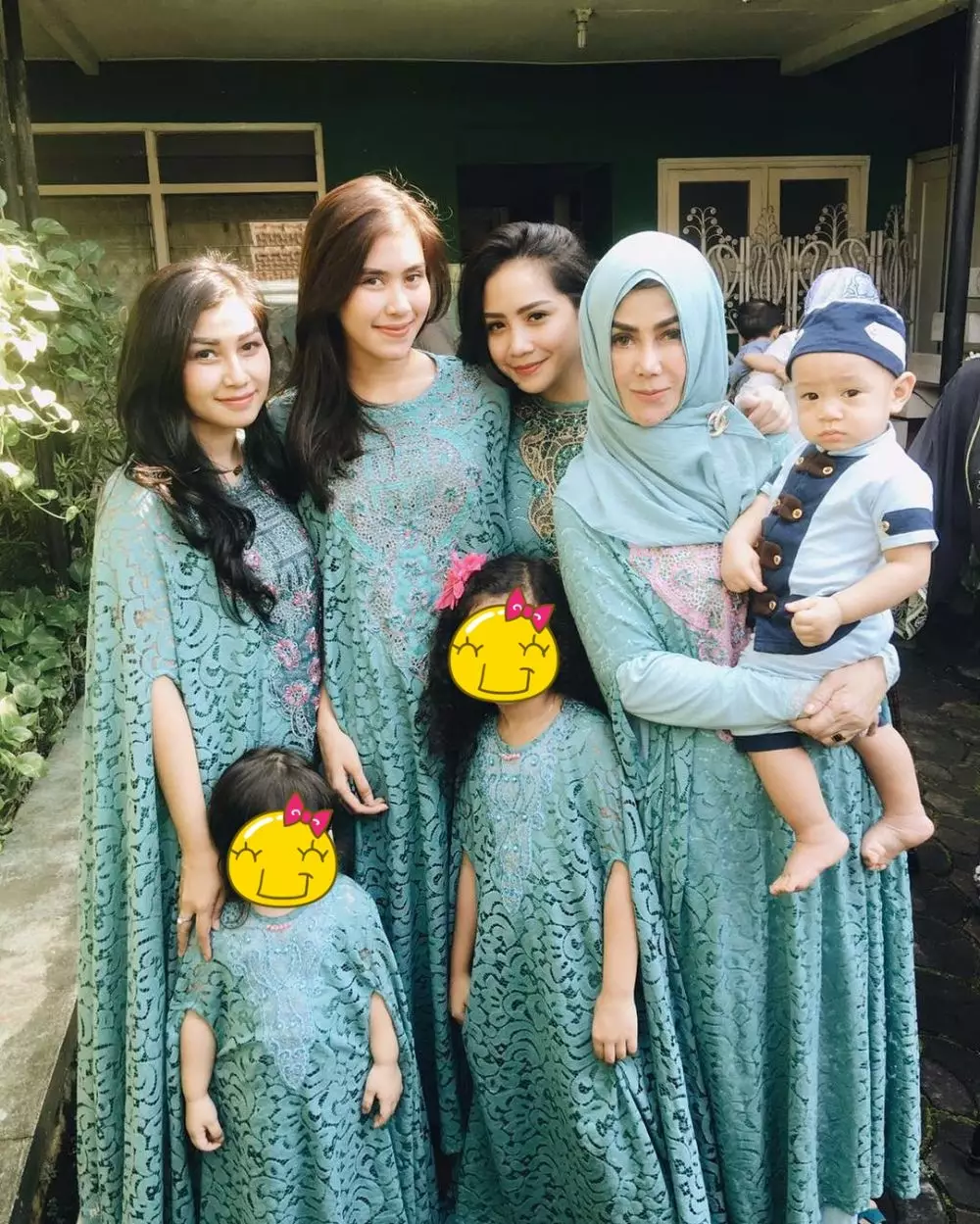 Nagita dan Mama Amy outfit serasi © Instagram Nagita dan Mama Amy outfit serasi © Instagram