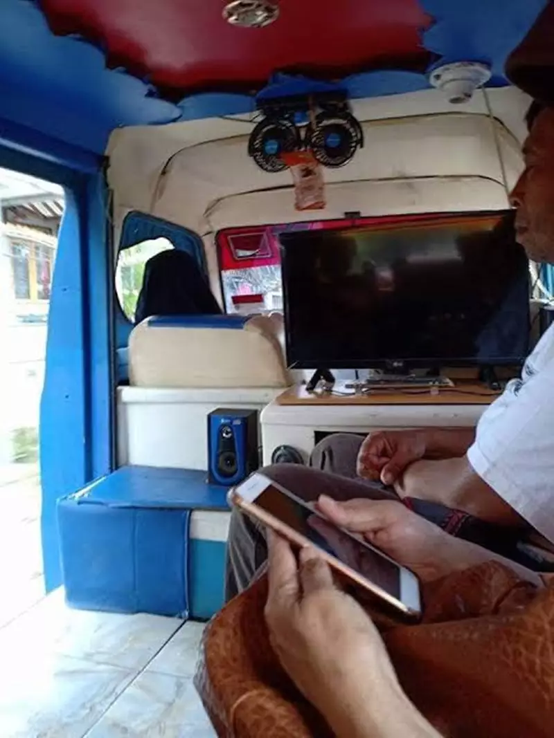 penampakan lucu di angkot © 2021 berbagai sumber penampakan lucu di angkot © 2021 berbagai sumber