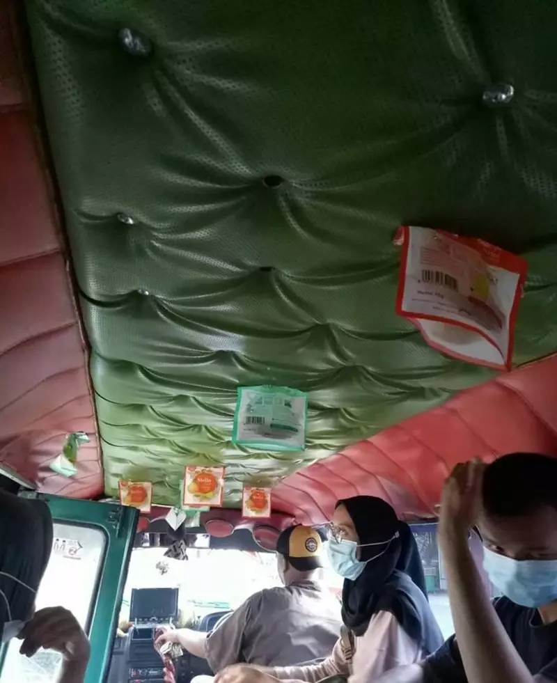 penampakan lucu di angkot © 2021 berbagai sumber penampakan lucu di angkot © 2021 berbagai sumber