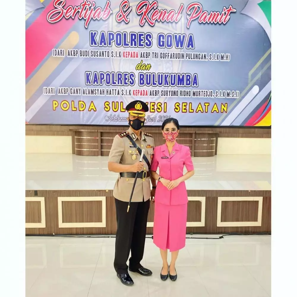 potret Uut Permatasari saat dampingi Sertijab Suami Instagram potret Uut Permatasari saat dampingi Sertijab Suami Instagram