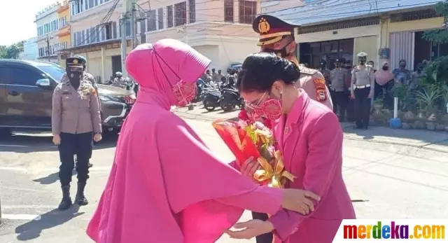 potret Uut Permatasari saat dampingi Sertijab Suami Instagram potret Uut Permatasari saat dampingi Sertijab Suami Instagram