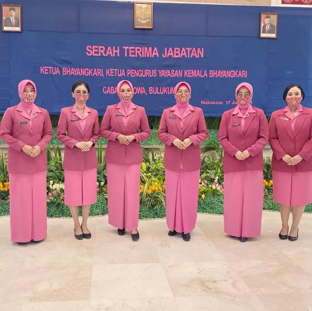 potret Uut Permatasari saat dampingi Sertijab Suami Instagram potret Uut Permatasari saat dampingi Sertijab Suami Instagram