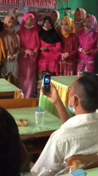 viral ayah rekam anak pakai hp jadul Berbagai sumber