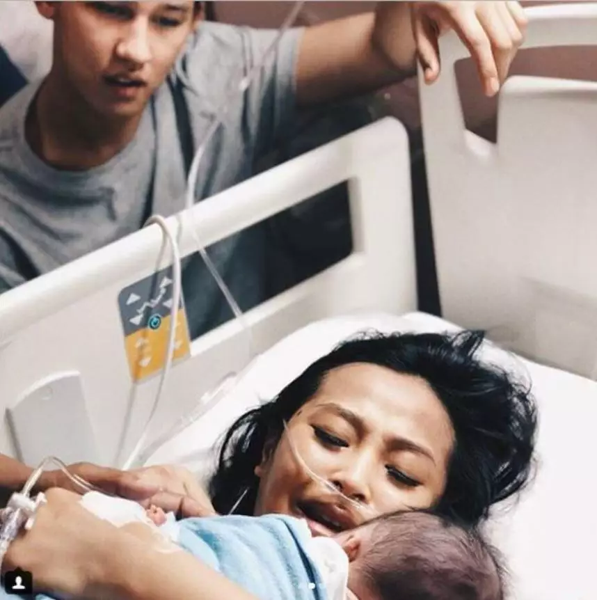 penyanyi dampingi istri lahiran © Instagram penyanyi dampingi istri lahiran © Instagram