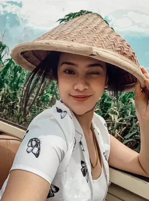 seleb pakai caping saat berkebun © berbagai sumber seleb pakai caping saat berkebun © berbagai sumber