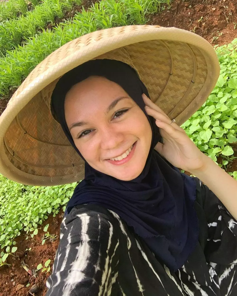 seleb pakai caping saat berkebun © berbagai sumber seleb pakai caping saat berkebun © berbagai sumber