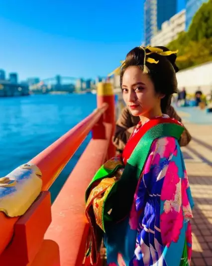 Potret seleb cantik Jepang kenakan kimono dari berbagai sumber