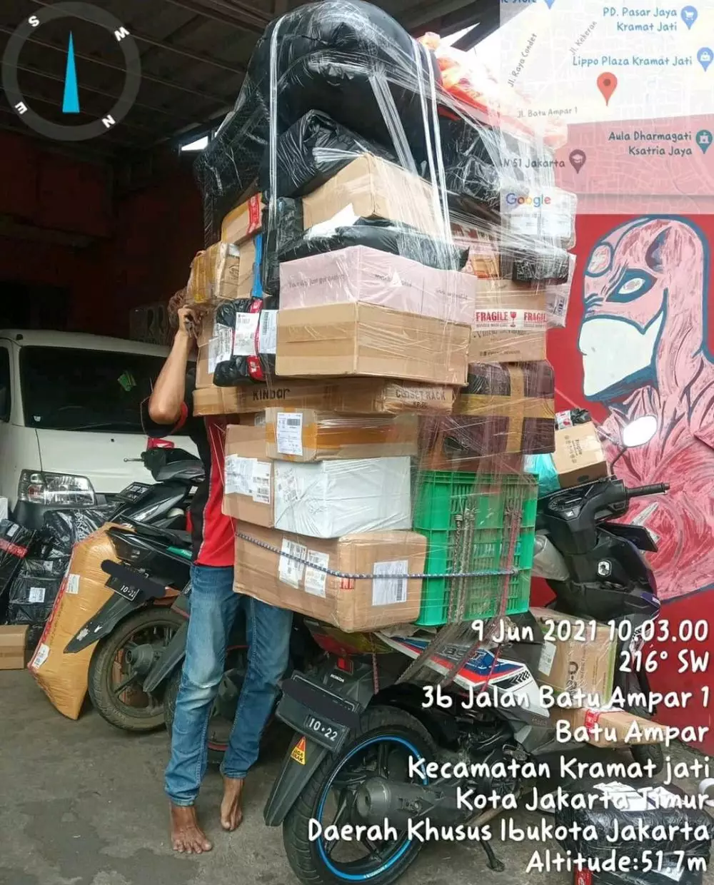 potret kurir bawa banyak barang © Twitter