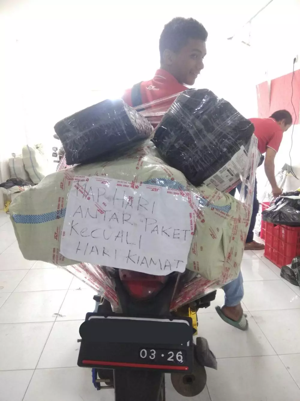 potret kurir bawa banyak barang © Twitter