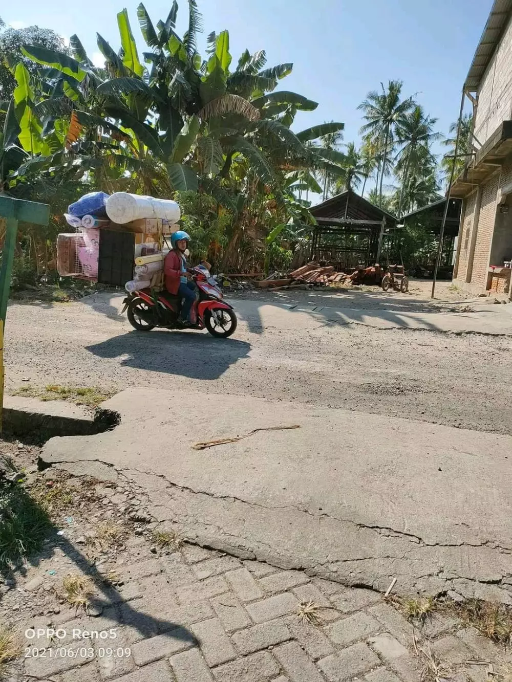 potret kurir bawa banyak barang © Twitter