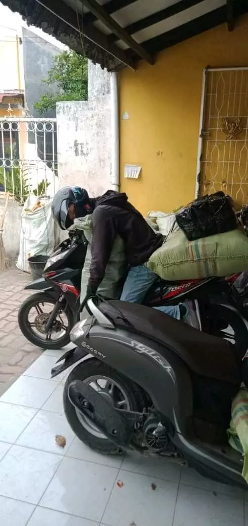 potret kurir bawa banyak barang © Twitter