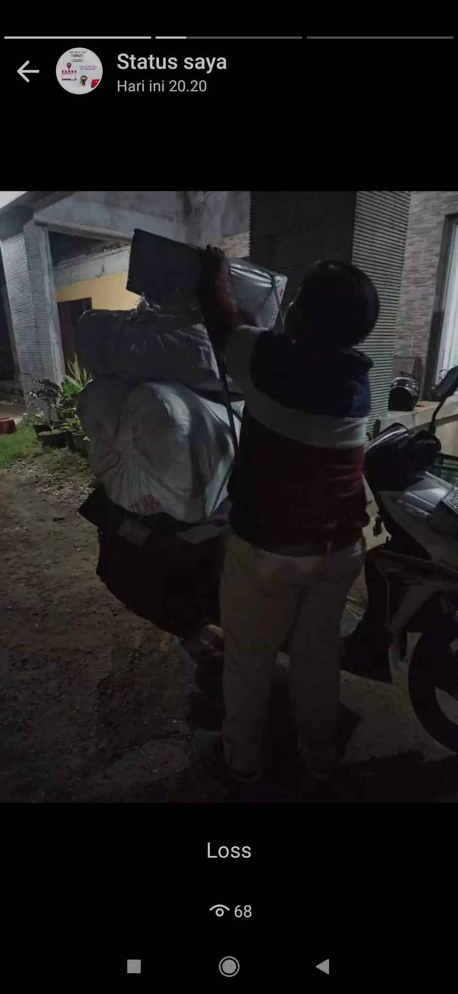 potret kurir bawa banyak barang © Twitter