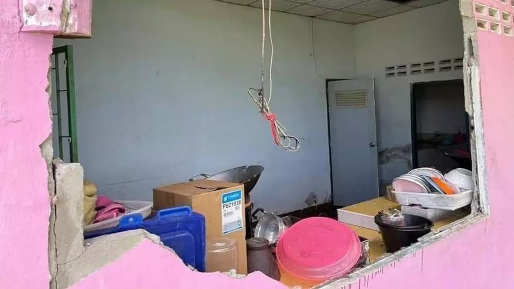 rumah dibobol gajah lapar Berbagai sumber