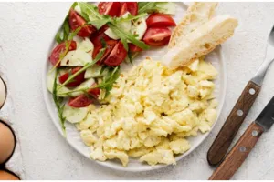 5 Tips buat scrambled egg ala restoran, lembut dan enak