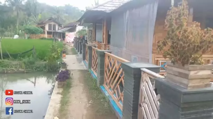 rumah jati mewah di atas kolam Berbagai sumber