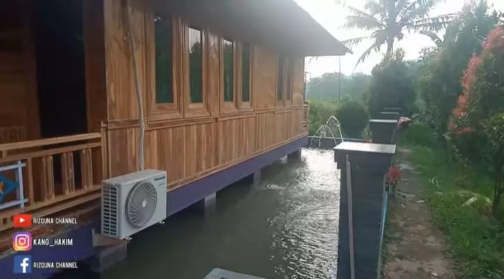 rumah jati mewah di atas kolam Berbagai sumber