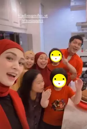 Momen kejutan ulang tahun Adi Nugroho © berbagai sumber Momen kejutan ulang tahun Adi Nugroho © berbagai sumber