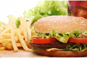 9 Risiko bahaya makan junk food berlebihan, sebabkan depresi