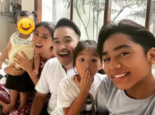 seleb urus anak sendiri tanpa baby sitter dari berbagai sumber