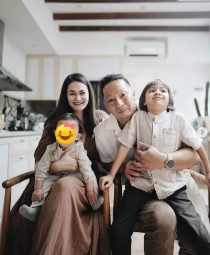 seleb urus anak sendiri tanpa baby sitter dari berbagai sumber