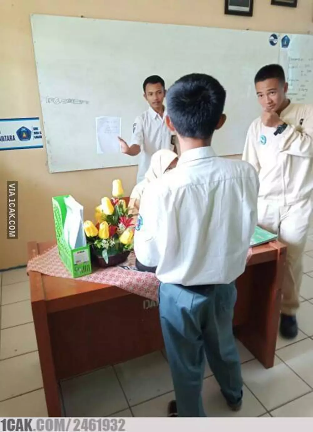 potret lucu team work © 2021 berbagai sumber potret lucu team work © 2021 berbagai sumber