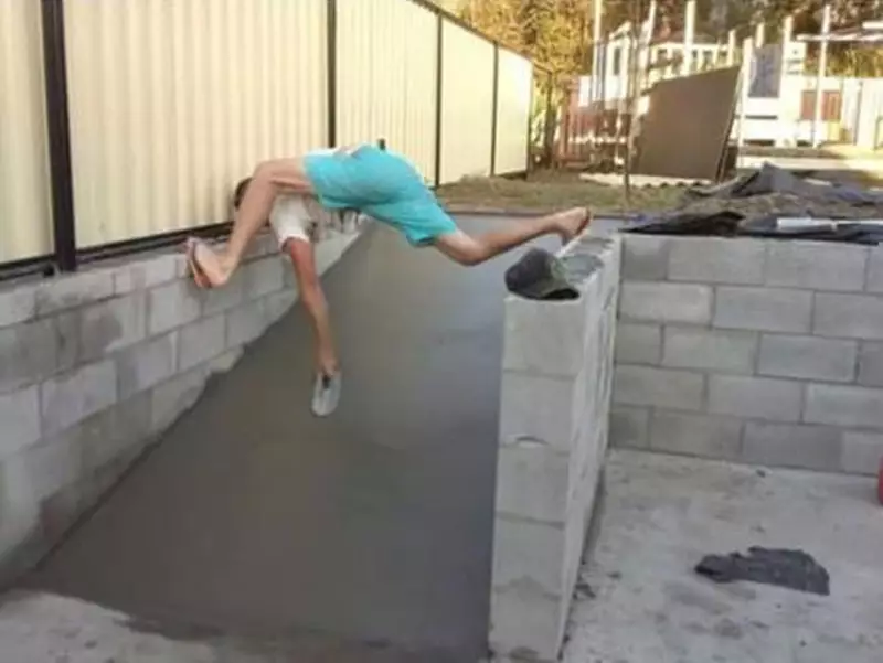 gaya nyeleneh kuli © 2021 berbagai sumber