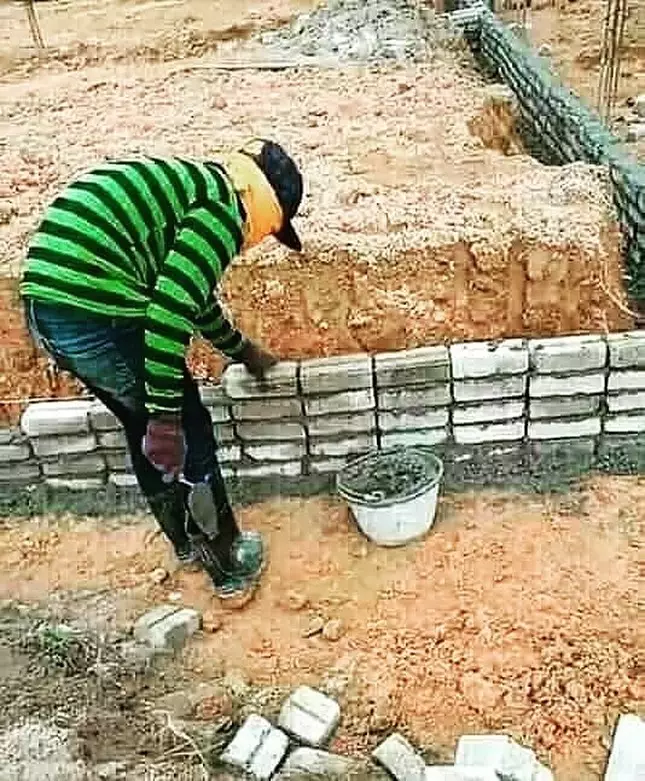 gaya nyeleneh kuli © 2021 berbagai sumber