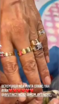 Abdul Rozak pakai perhiasan © 2021 brilio.net