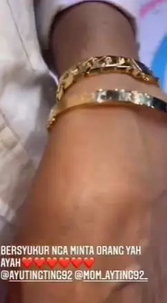 Abdul Rozak pakai perhiasan © 2021 brilio.net