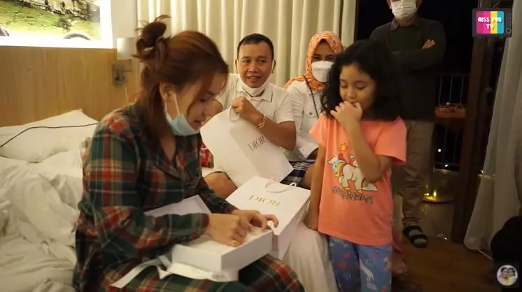 Abdul Rozak pakai perhiasan © 2021 brilio.net