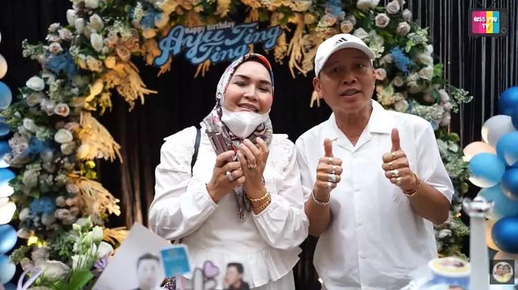 Abdul Rozak pakai perhiasan © 2021 brilio.net