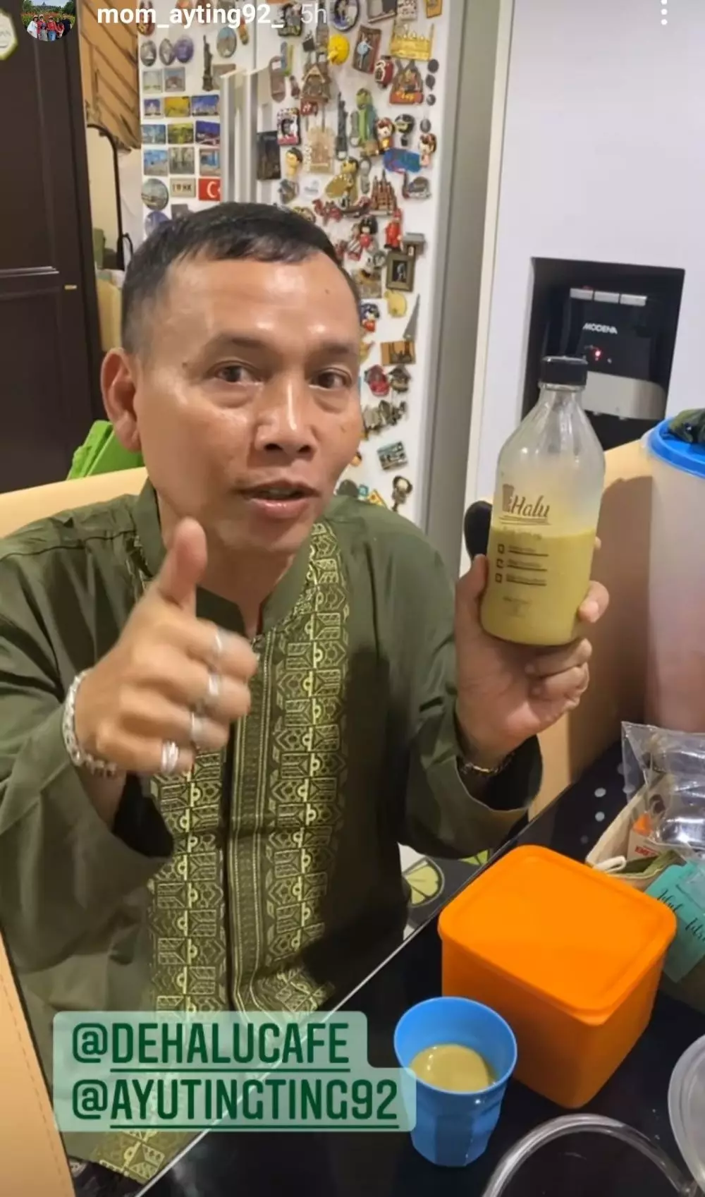 Abdul Rozak pakai perhiasan © 2021 brilio.net