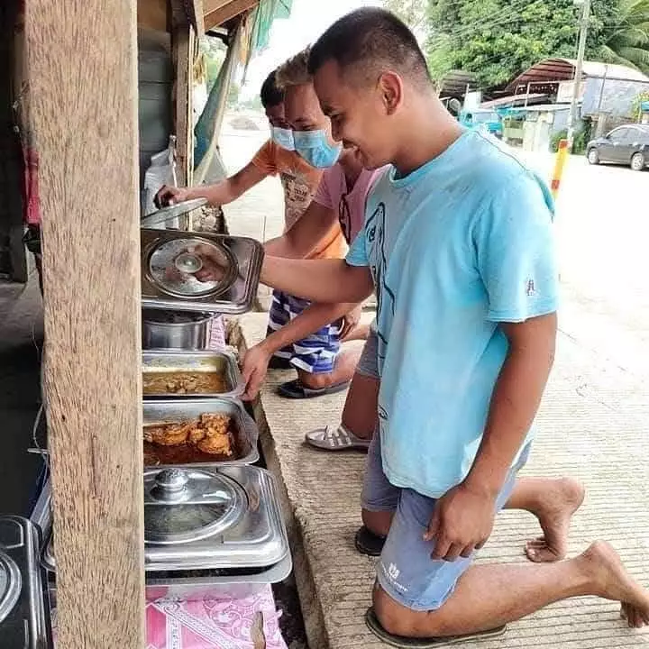 momen lucu lagi makan bareng © 2021 1cak.com momen lucu lagi makan bareng © 2021 1cak.com