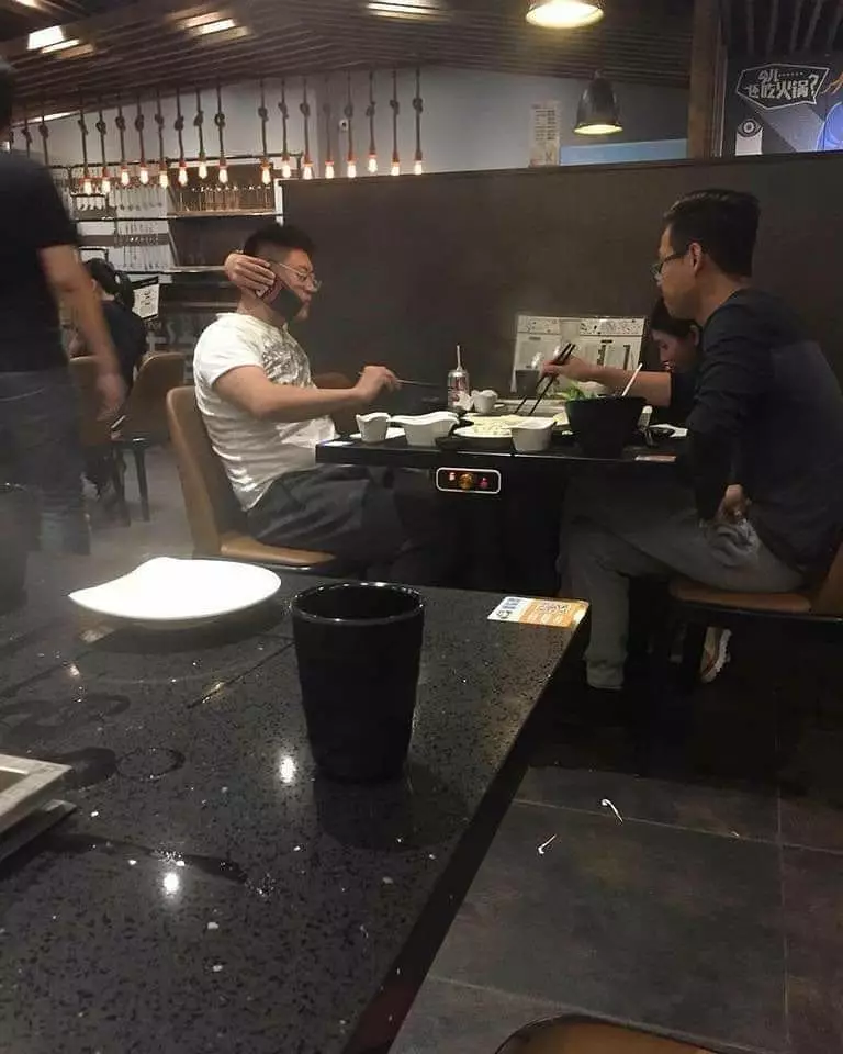 momen lucu lagi makan bareng © 2021 1cak.com momen lucu lagi makan bareng © 2021 1cak.com