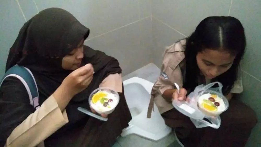 momen lucu lagi makan bareng © 2021 1cak.com momen lucu lagi makan bareng © 2021 1cak.com