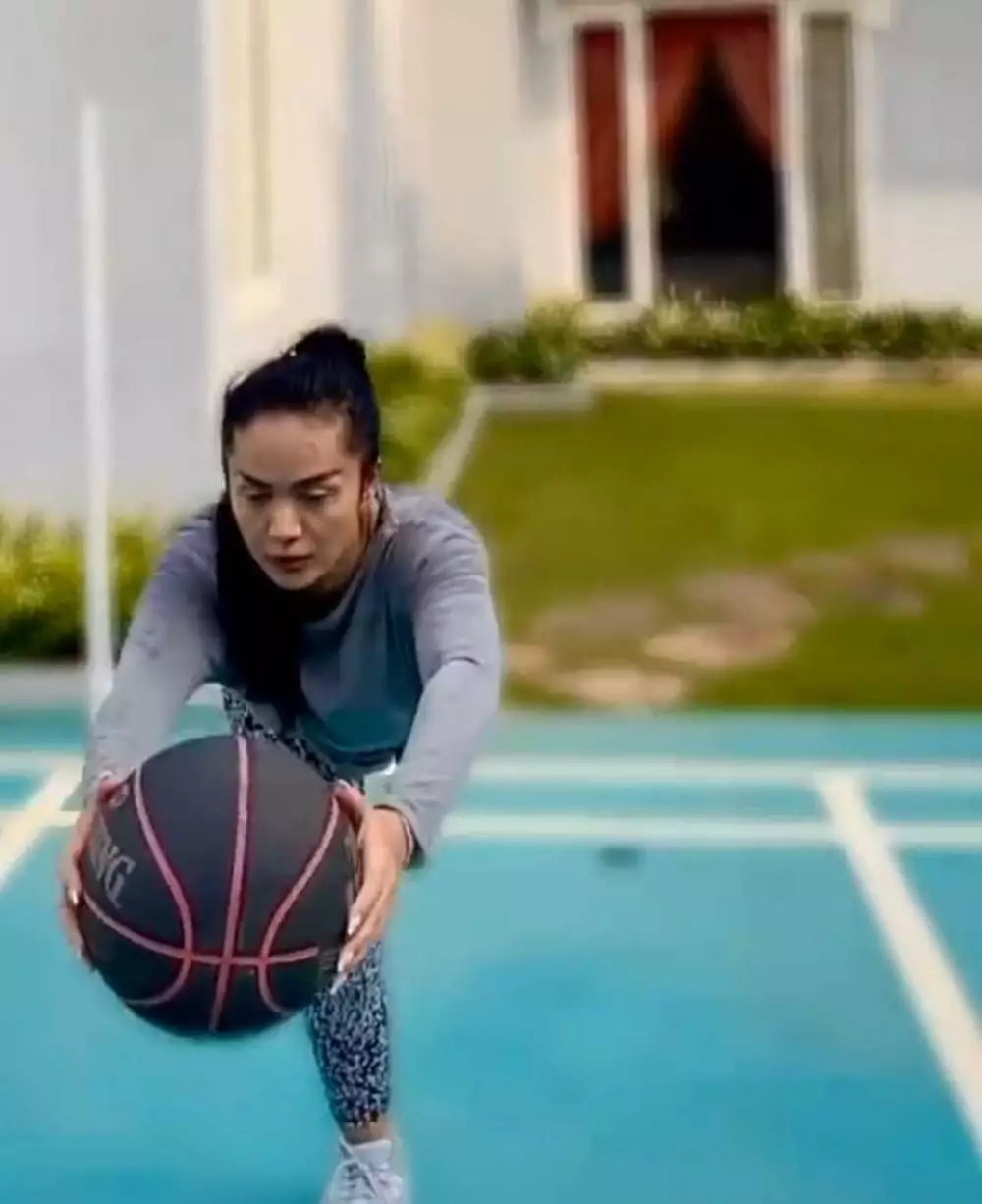 Potret Krisdayanti saat olahraga Instagram/@krisdayantilemos