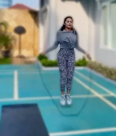 Potret Krisdayanti saat olahraga Instagram/@krisdayantilemos