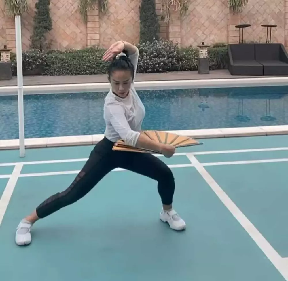 Potret Krisdayanti saat olahraga Instagram/@krisdayantilemos