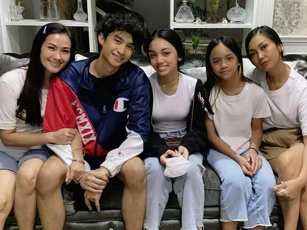 Iis Dahlia dan Naura © Instagram