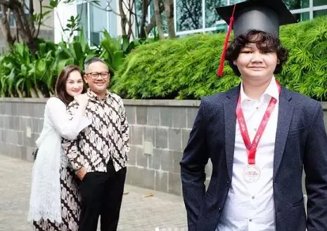 Momen Mona Ratuliu temani anak-anaknya wisuda © Instagram/@monaratuliu Momen Mona Ratuliu temani anak-anaknya wisuda © Instagram/@monaratuliu