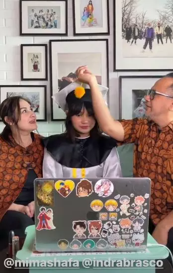 Momen Mona Ratuliu temani anak-anaknya wisuda © Instagram/@monaratuliu Momen Mona Ratuliu temani anak-anaknya wisuda © Instagram/@monaratuliu