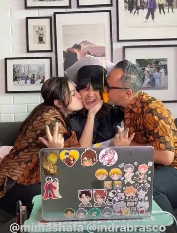 Momen Mona Ratuliu temani anak-anaknya wisuda © Instagram/@monaratuliu Momen Mona Ratuliu temani anak-anaknya wisuda © Instagram/@monaratuliu