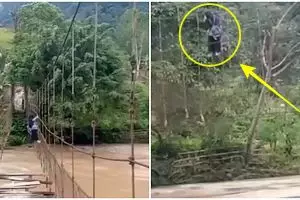Viral pelajar nekat seberangi sungai berpegangan tali jembatan rusak