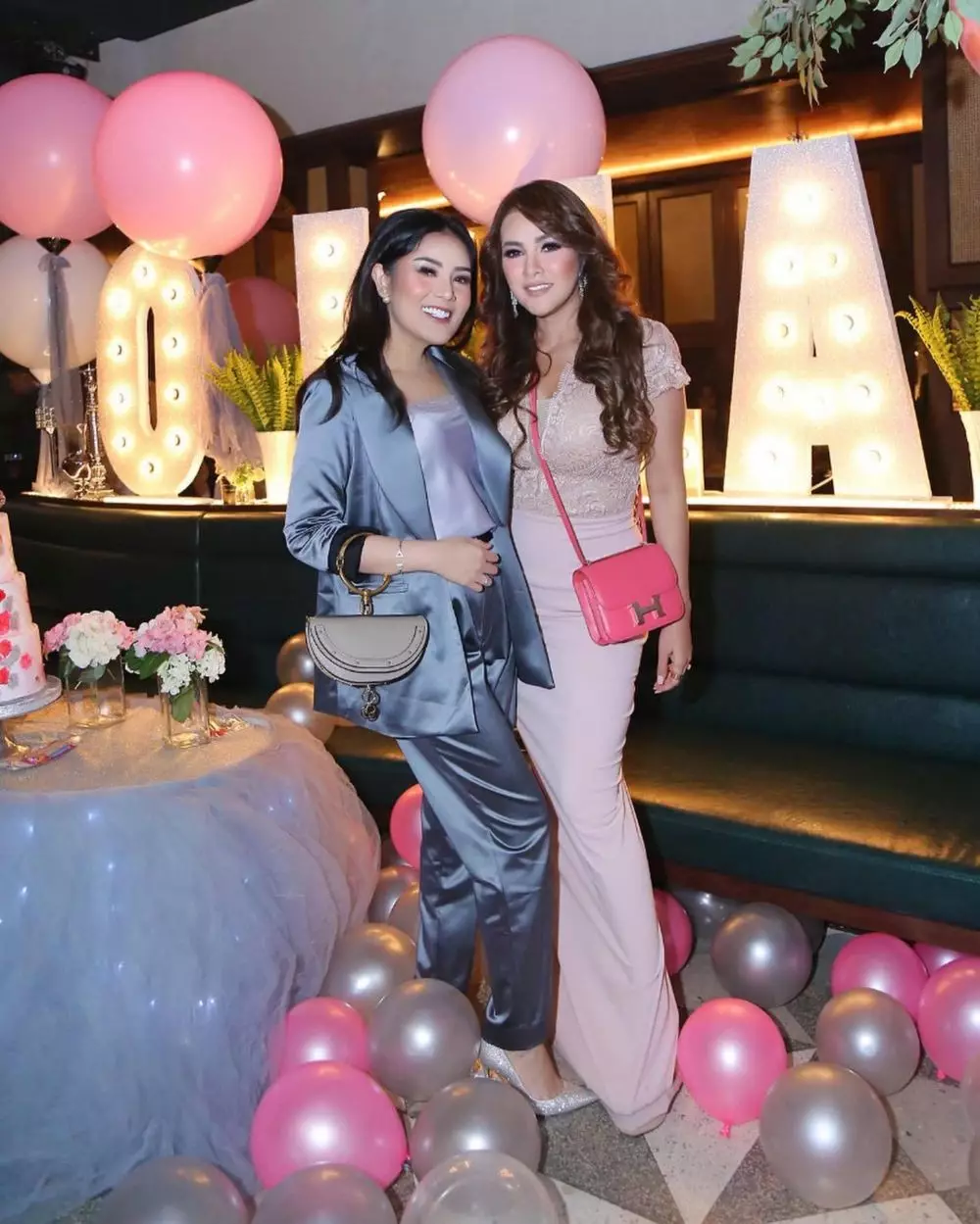 Potret persahabatan Olla Ramlan dan Nindy Ayunda dari berbagai sumber