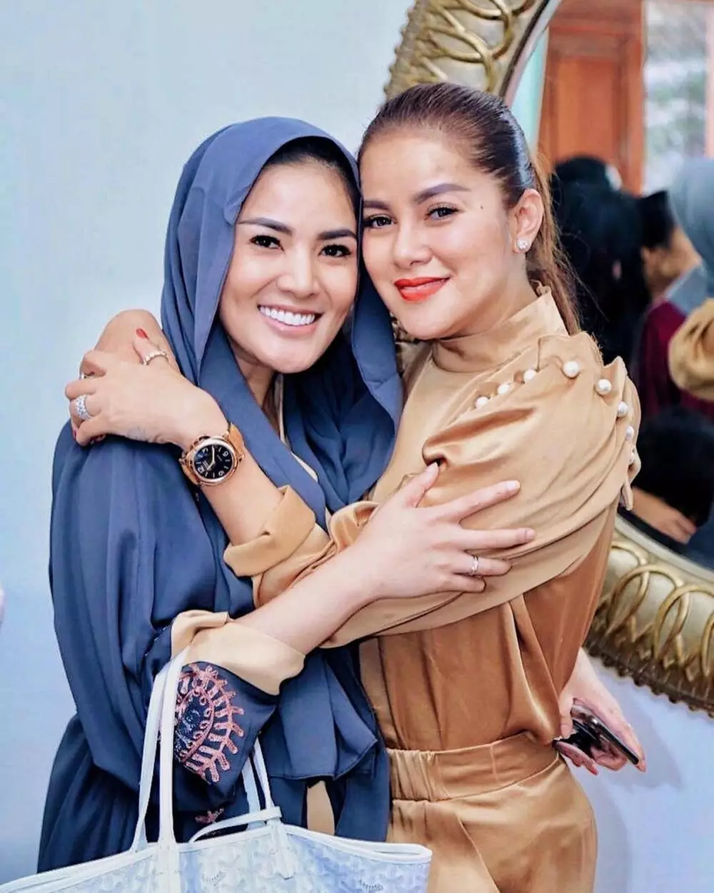 Potret persahabatan Olla Ramlan dan Nindy Ayunda dari berbagai sumber