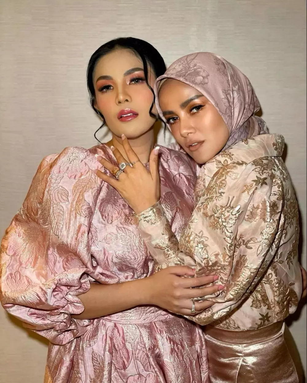 Potret persahabatan Olla Ramlan dan Nindy Ayunda dari berbagai sumber